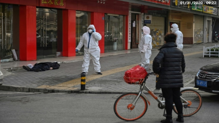 Κοροναϊός: Νεκρός άντρας για ώρες σε πεζοδρόμιο της Γιουχάν