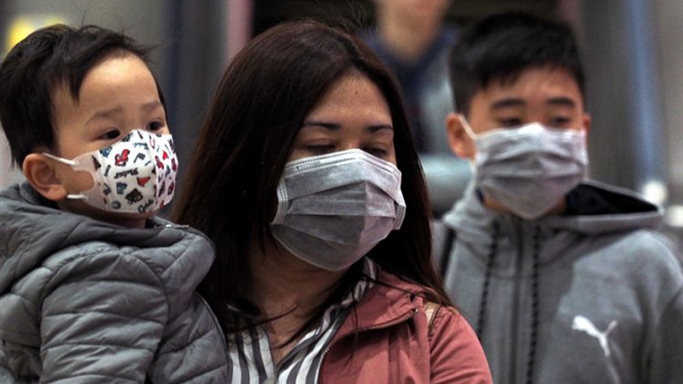 Σύγχυση για τη χειρουργική μάσκα: Προστατεύει ή όχι από τον κοροναϊό;