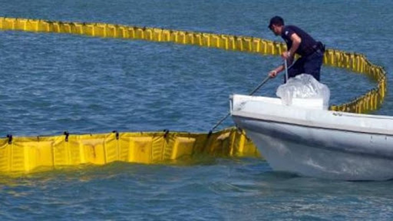 Έντονη κριτική από κόμματα και Ε.Ε. για τα πλωτά φράγματα στο Αιγαίο