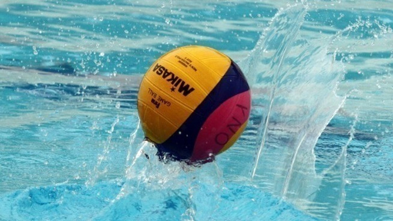 Πέταξε στην πισίνα τον διαιτητή σε αγώνα πόλο γυναικών!