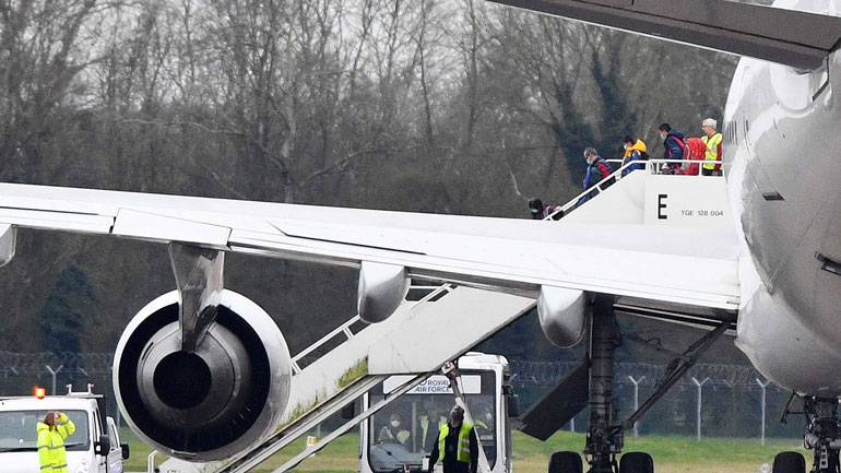 Προσγειώθηκε στη Βρετανία η πτήση από τη Γιουχάν με 110 άτομα