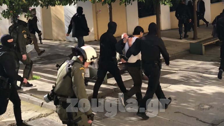 Στον ανακριτή ο «τοξοβόλος του Συντάγματος»