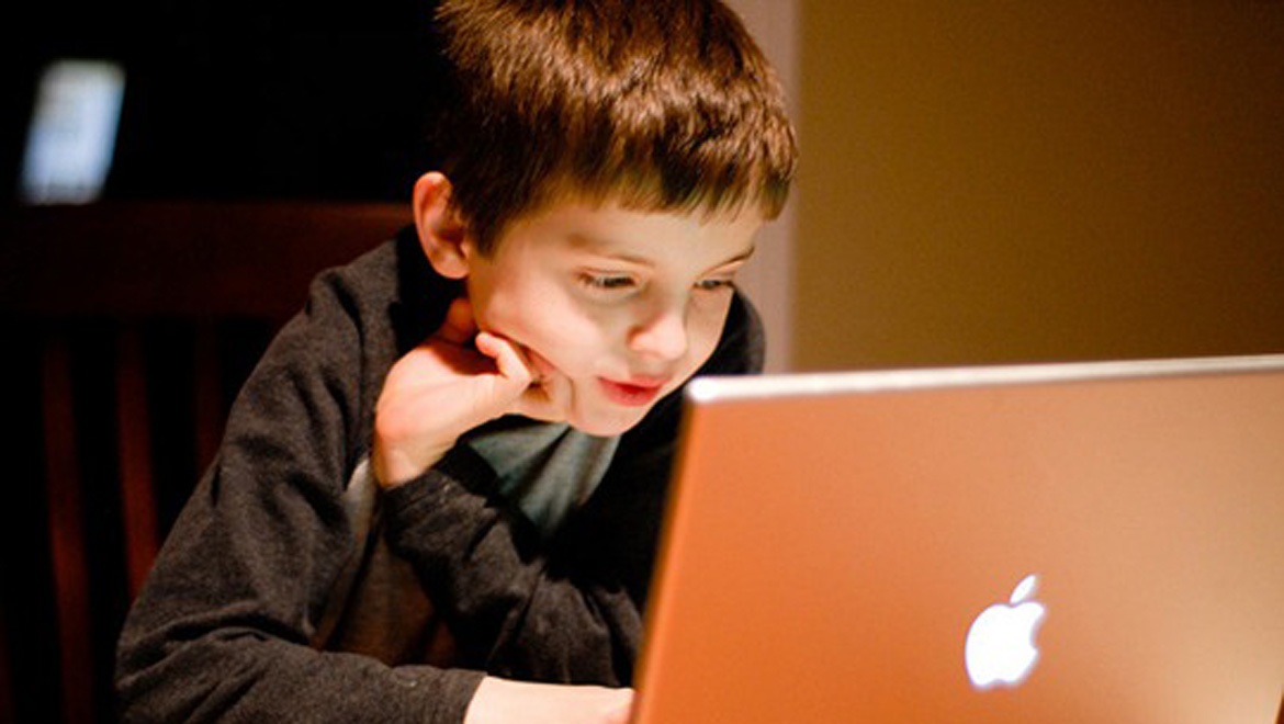 Τι συμβαίνει στα παιδιά όταν ασχολούνται πολλές ώρες με τις οθόνες;