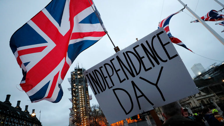 Ο βρετανικός Τύπος εμφανίζεται για μία ακόμη φορά διχασμένος σχετικά με το Brexit