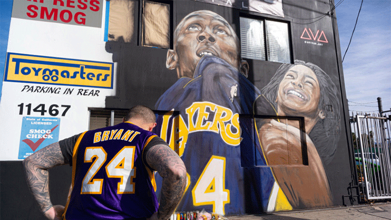 Καλλιτέχνες δρόμου απαθανατίζουν τον Κόμπι Μπράιαντ