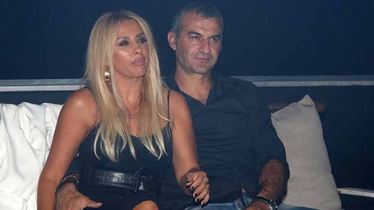 Γωγώ Μαστροκώστα: Ένα μπουκέτο τριαντάφυλλα και μια ερωτική εξομολόγηση στον Τραϊανό!