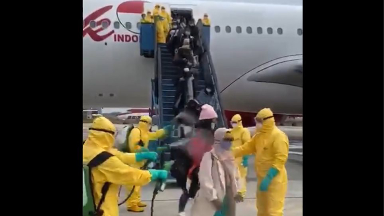 Bίντεο δείχνει να… ψεκάζουν επιβάτες αεροπλάνου στην Ινδονησία