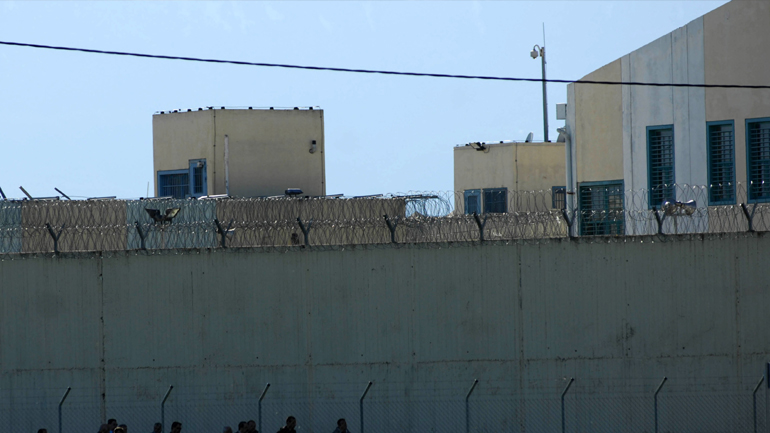 «Έβρεξε» κινητά στις φυλακές Τρικάλων: Έριχναν τα δέματα από drone