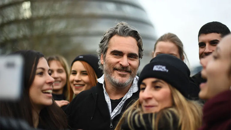 Ο Χοακίν Φίνιξ παρακινεί τους ανθρώπους να γίνουν vegan