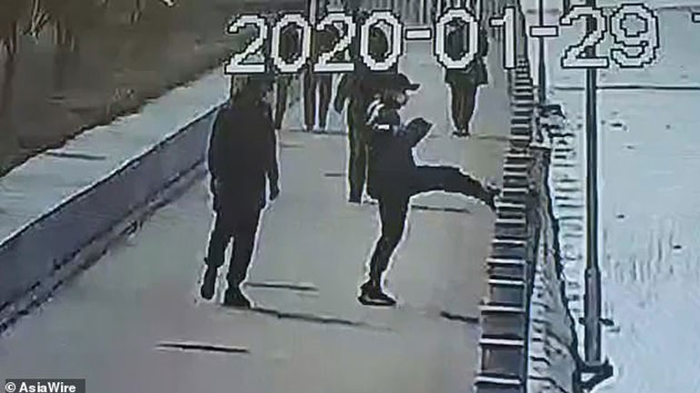 Τουρίστας καταστρέφει 700 μέτρα γέφυρας με μια κλοτσιά