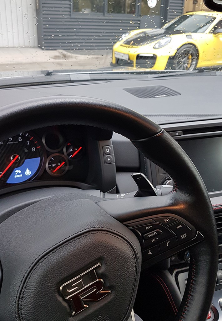 Όταν βρέχει χρειάζεται επιπλέον προσοχή στο δρόμο (στη φωτό GT-R και Porsche GT3)