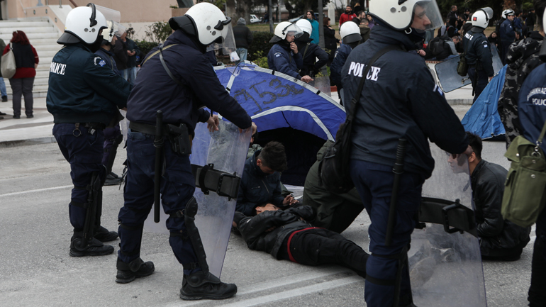 «Η Ελλάδα ξαναζεί το 2015»: Σήμα κινδύνου για το προσφυγικό από τον Γκέραλντ Κνάους