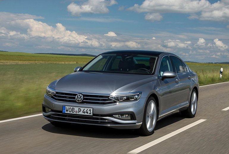 Η VW άγγιξε σχεδόν τις 1.000 μονάδες τον Ιανουαρίου (στη φωτό το Passat)