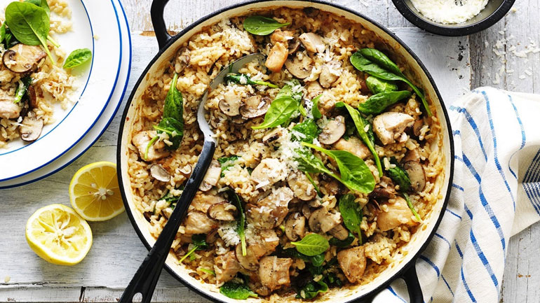 Πεντανόστιμο ριζότο φούρνου με μανιτάρια και σπανάκι