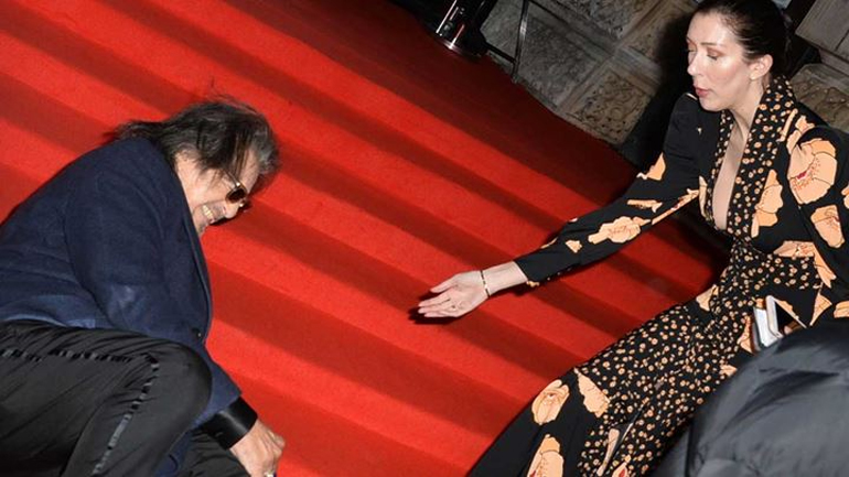 Al Pacino: «Έφαγε» τούμπα στο κόκκινο χαλί των βραβείων Bafta