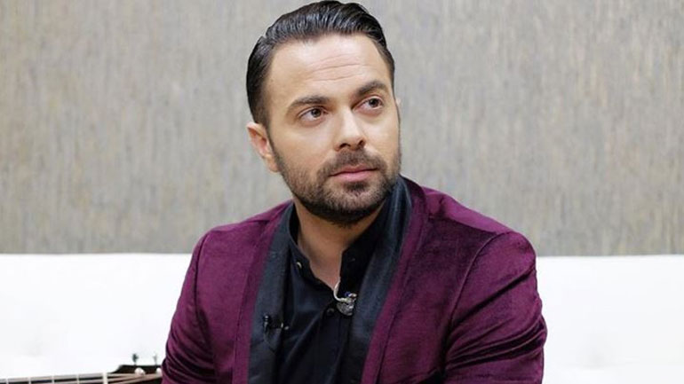 Ο Ηλίας Βρεττός είναι και πάλι ερωτευμένος