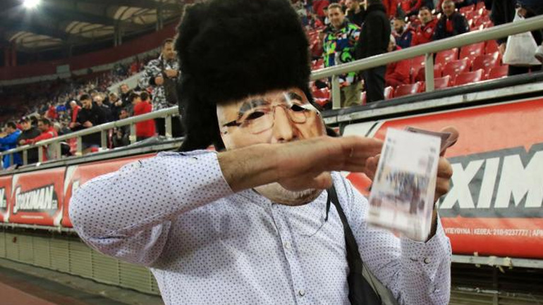 Κίνδυνος τιμωρίας για τον Ολυμπιακό λόγω του… μασκοφόρου με τα ρούβλια Κίνδυνος τιμωρίας για τον Ολυμπιακό λόγω του… μασκοφόρου με τα ρούβλια