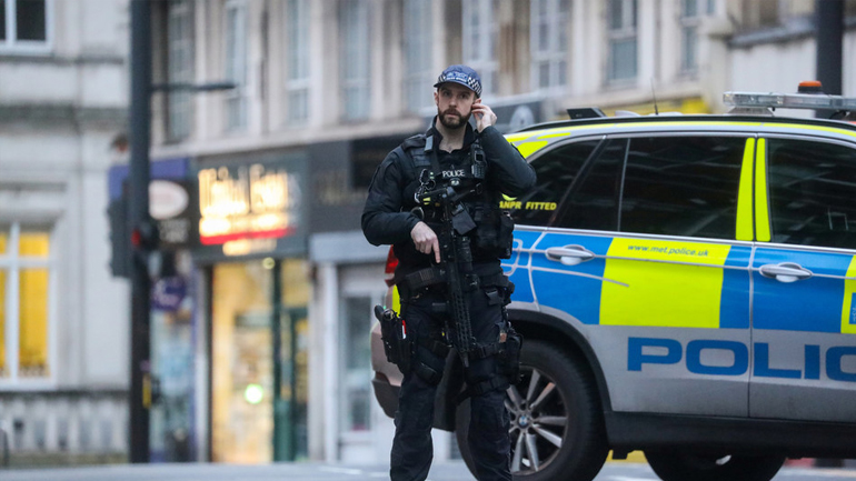Εικόνες από το αιματηρό επεισόδιο στο Λονδίνο: Οι αστυνομικοί στοχεύουν με τα όπλα τους νεκρό άντρα