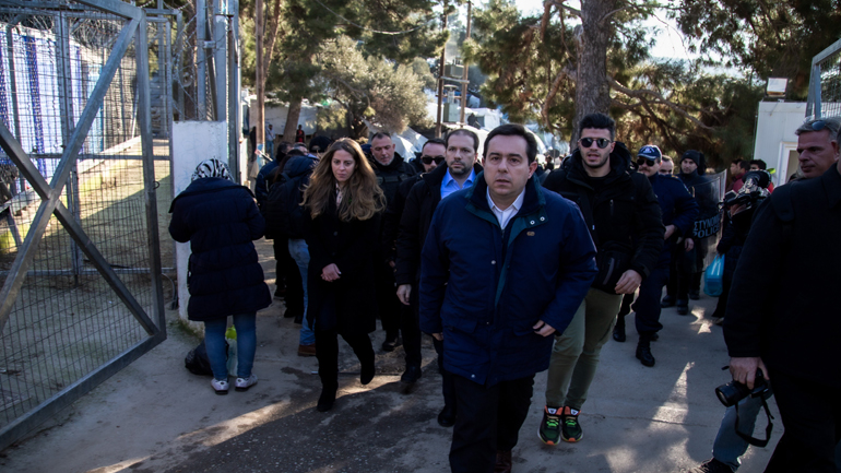 Μηταράκης: «Ερευνάται το ενδεχόμενο υποκίνησης των επεισοδίων» στη Λέσβο