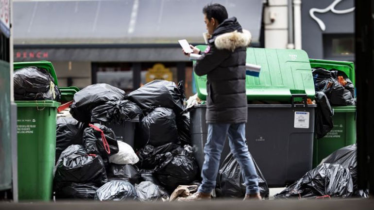 Το Παρίσι «πνίγεται» στα σκουπίδια λόγω της απεργίας των εργαζομένων στην καθαριότητα