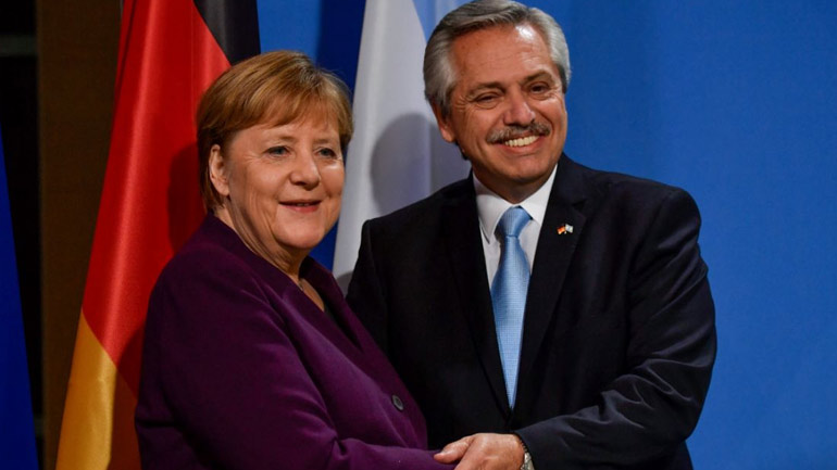 Γερμανία: Η Μέρκελ υπόσχεται στήριξη στον πρόεδρο της Αργεντινής