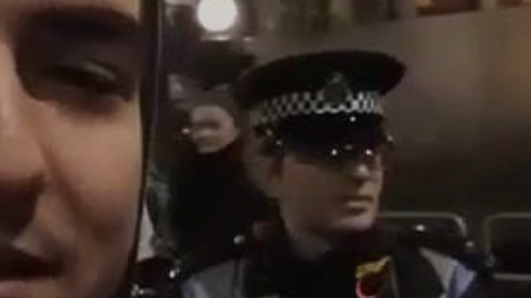 Έλληνας «στολίζει» αστυνομικό στο Λονδίνο και εκείνος του απαντά στα ελληνικά