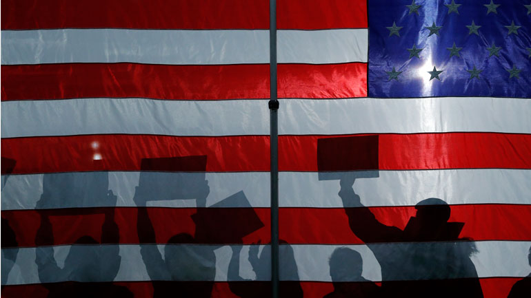 Τα μεσάνυχτα θα ανακοινωθούν τα πρώτα αποτελέσματα των προκριματικών εκλογών των Δημοκρατικών στην Αϊόβα