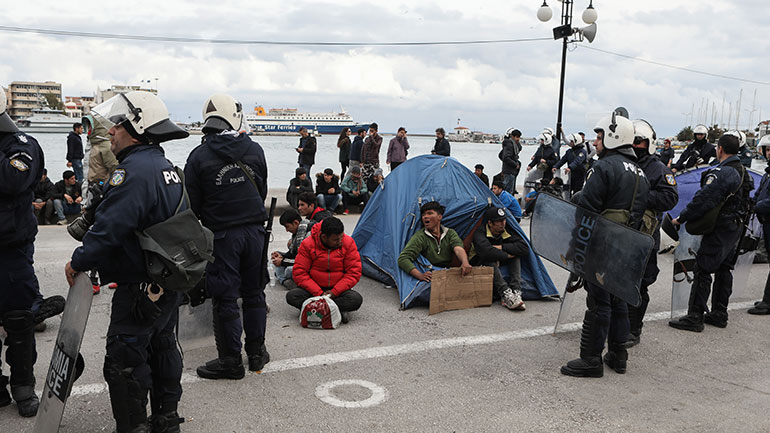 Μυτιλήνη: Διαδήλωση αιτούντων άσυλο στο λιμάνι της πόλης