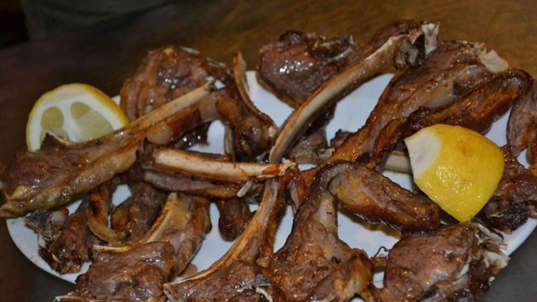 Τρίκαλα: Βγήκαν να καπνίσουν και τους πήραν τα παϊδάκια από το τραπέζι