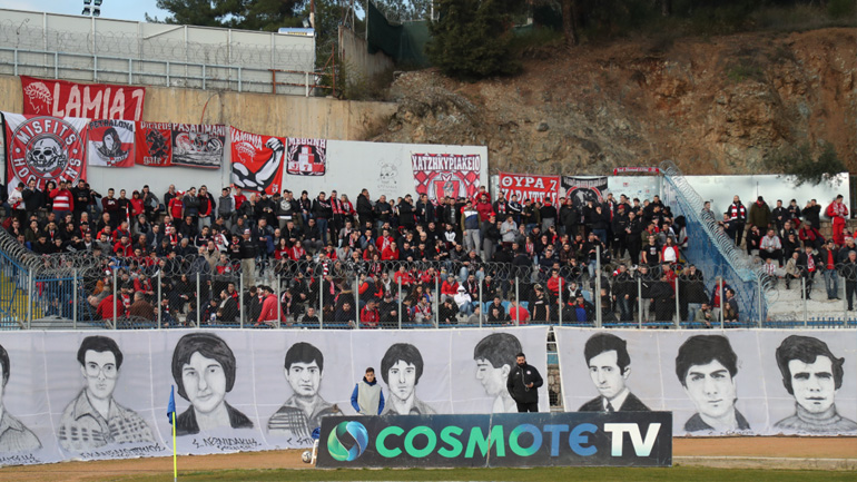 Με πανό για τα θύματα της Θύρας 7 οι οπαδοί του Ολυμπιακού στη Λαμία