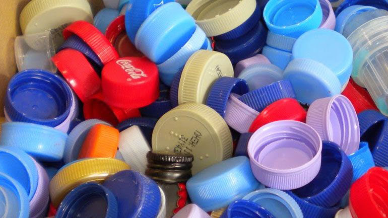 Θεσσαλονίκη: Συλλέγουν πλαστικά καπάκια σε 95 σημεία με πρωτοβουλία του Δήμου Καλαμαριάς