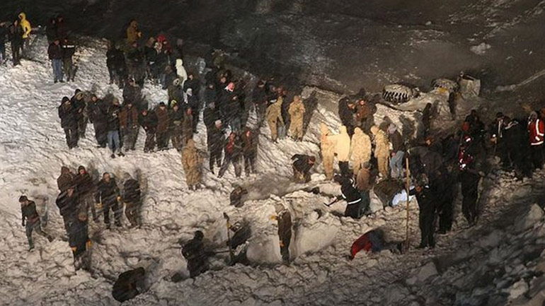 Τουρκία: Λεωφορείο καταπλακώθηκε από χιονοστιβάδα, τουλάχιστον 4 νεκροί