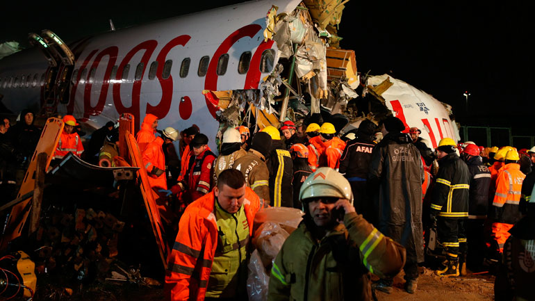 Τουρκία: Καρέ – καρέ η στιγμή που το αεροσκάφος κόβεται σε τρία κομμάτια