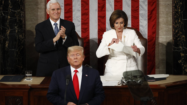 ΗΠΑ: Η Πελόζι έσκισε το αντίτυπο της ομιλίας Τραμπ