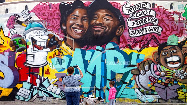 Μπαμπάδες από όλο τον κόσμο τιμούν τον Κόμπι Μπράιαντ χρησιμοποιώντας το #GirlDad