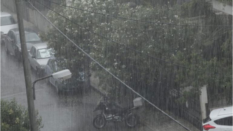 Άνοιξαν οι ουρανοί στην Αττική: Ισχυρή βροχόπτωση