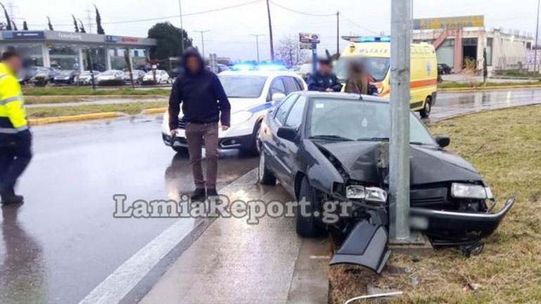 Λαμία: Οδηγός έχασε τον έλεγχο και έπεσε πάνω σε κολόνα