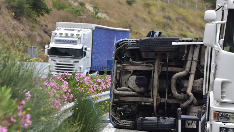 Θεσσαλονίκη: Νταλίκα «δίπλωσε» στην εθνική οδό Θεσσαλονίκης-Έδεσσας