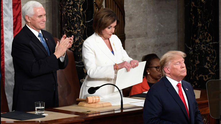 Η Νάνσι Πελόζι εξηγεί τους λόγους που έσκισε το αντίτυπο της ομιλίας Τραμπ