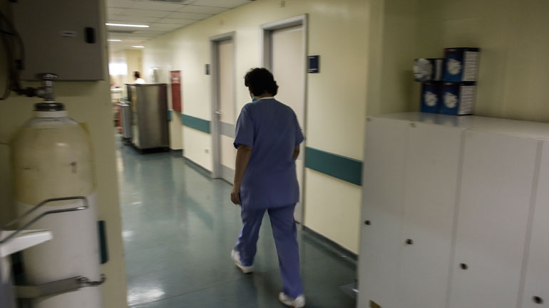 Το Δημόσιο ζητεί 50.000 ευρώ από νοσηλεύτρια που είχε προσκομίσει πλαστό απολυτήριο Λυκείου