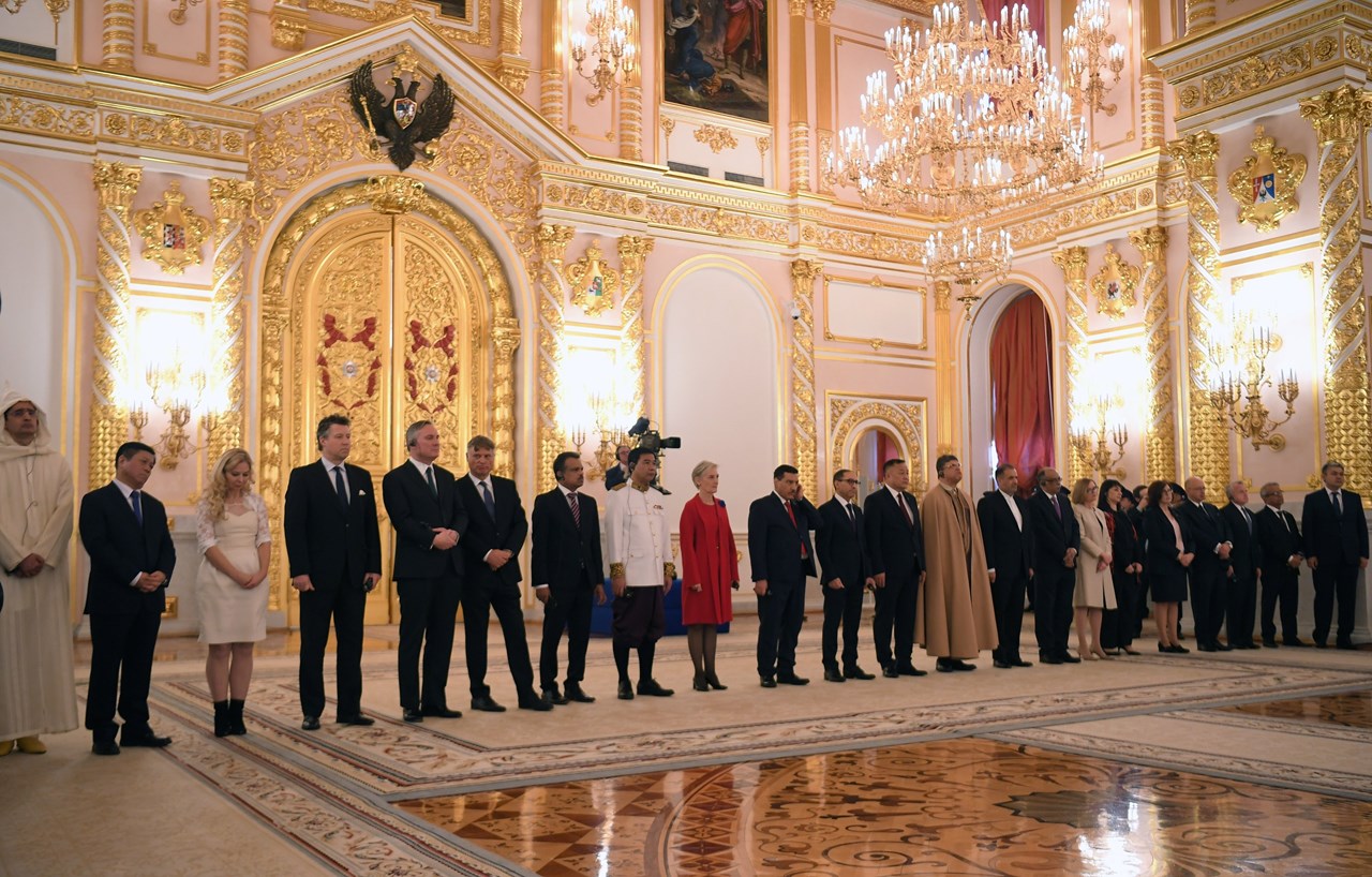 Στιγμιότυπο από την υποδοχή των νέων πρέσβεων. Στο κέντρο η κ. Αικατ. Νασίκα