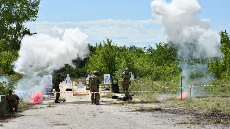 Ο λιτός αποχαιρετισμός ενός στρατιώτη