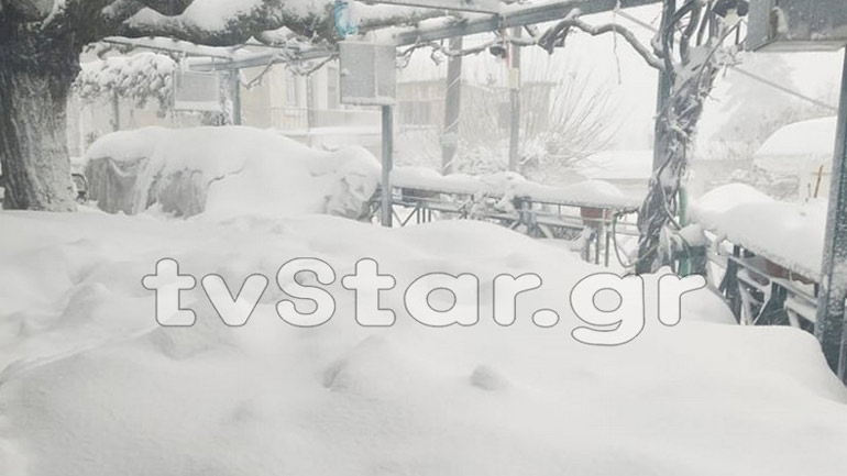 Έντονη χιονόπτωση ακόμα και στα χαμηλά υψόμετρα στην Εύβοια