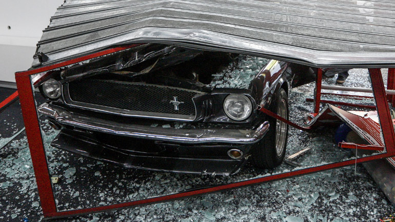 Ίλιον: Αποπειράθηκαν να κλέψουν κατάστημα εισβάλλοντας με ΙΧ