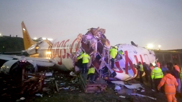 Κωνσταντινούπολη: Βρέθηκε το μαύρο κουτί του αεροσκάφους που κόπηκε στα τρία μέρη