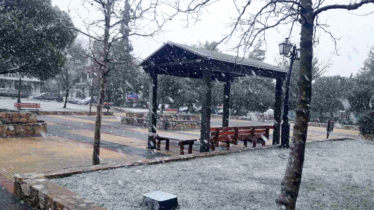 Άρχισε η χιονόπτωση στα βόρεια προάστια