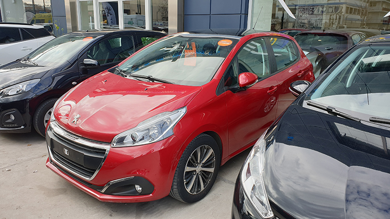 Peugeot 208 του 2018 με 35.000 χλμ. κινητήρα diesel 1.6 λίτρων με 75 ίππους σε κόκκινο χρώμα, πωλείται από 17.000 στα 12.300 ευρώ