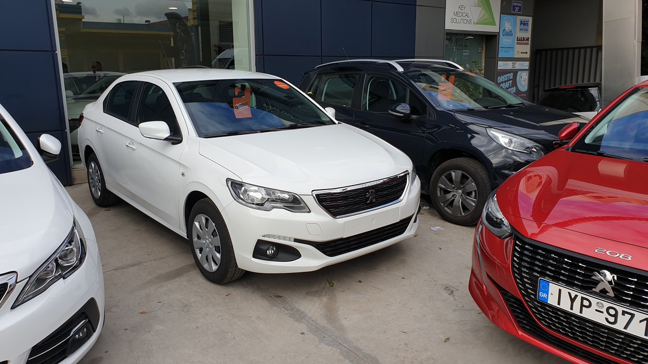 Peugeot 301 του 2019 με 20.000 χλμ. κινητήρα βενζίνης 1.2 με 82 ίππους σε λευκό χρώμα πωλείται από 14.000 στα 11.200 ευρώ