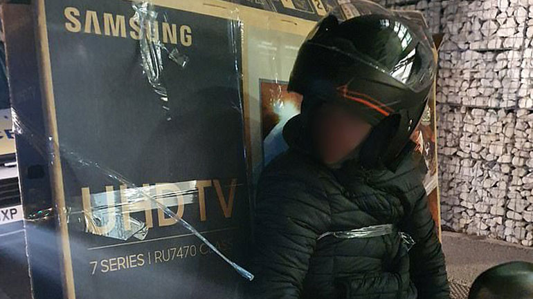 Μεταφορά τηλεόρασης αξίας 650 ευρώ με σκούτερ