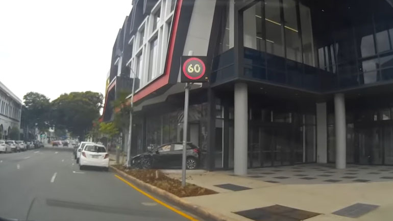 Τον έστειλε κατευθείαν στο κατάστημα! Τον έστειλε κατευθείαν στο κατάστημα!